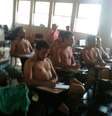 Alunos do curso de engenharia sem camisa na sala de aula em protesto contra o calor  Foto: Reprodução / Facebook