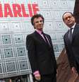 Presidente francês, François Hollande, e presidente do Instituto do Mundo Árabe, Jack Lang, em frente ao prédio do instituto em Paris.  Foto: Ian Langsdon / Reuters