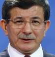 Primeiro-ministro turco, Ahmet Davutoglu, fala com a imprensa após se reunir com a chanceler alemã, Angela Merkel, em Berlim. 12/1/2015  Foto: Hannibal Hanschke / Reuters