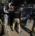 Policiais tentam conter manifestantes em Karachi, no Paquistão, que protestavam contra a revista satírica Charlie Hebdo  Foto: Akhtar Soomro / Reuters