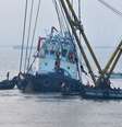 Equipes de resgate se aproximam dos destroços do barco rebocador que naufragou no rio Yangtze, na China  Foto: Xinhua, Shen Peng / AP