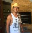 <p>Mais magro, Andr&eacute; Marques comanda a churrasqueira na casa da cantora Anitta</p>  Foto: @anitta/Instagram / Reprodução