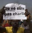 Manifestante exibe cartaz em protesto à revista francesa Charlie Hebdo em Niamey, no Níger  Foto: Tagaza Djibo / Reuters