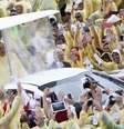 Papa Francisco saúda fiéis em Tacloban, nas Filipinas  Foto: Damir Sagoli / Reuters