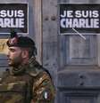Cartazes com os dizeres "Eu sou Charlie"foram colocados na porta da embaixada francesa em Roma,após os ataques terroristas na França  Foto: Alessandro Bianchi / Reuters