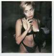 <p>Segundo fonte, cantora gosta de usar doces entre quatro paredes</p>  Foto: @mileycyrus/Instagram / Reprodução