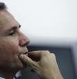 Promotor argentino Alberto Nisman, que investigava um atentado a bomba de 1994 em Buenos Aires, durante reunião com jornalistas em seu gabinete, em Buenos Aires, em julho de 2013   Foto: Marcos Brindicci / Reuters