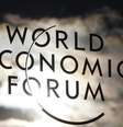 Logo do Fórum Econômico Mundial é visto na janela do centro de convenções de Davos, na Suíça  Foto: Christian Hartmann / Reuters