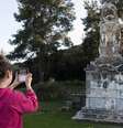 Menina tira foto de leão de mármore perto de local de escavação arqueológica na cidade de Amphipolis, no norte da Grécia. 22/11/2014  Foto: Alexandros Avramidis / Reuters