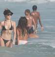 Bianca Bin aproveitou o sol forte desta terça-feira (20) no Rio de Janeiro e curtiu a praia da Barra da Tijuca. De biquíni preto, a atriz da novela Boogie Oogie se refrescou no mar.  Foto: Dilson Silva / AgNews