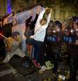Manifestantes enfrentam a polícia durante protestos na noite desta segunda-feira  Foto: Rodrigo Abd / AP