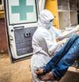 Trabajadores de salud colocando en una ambulancia a una persona presuntamente infectada de ébola, en Freetown, Sierra Leona, en foto de archivo del 24 de septiembre del 2014.  Foto: AP