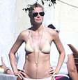 Gwyneth Paltrow curte um tempo livre em uma praia em Cabo San Lucas, no México  Foto: The Grosby Group