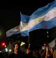 Manifestantes gritam frases e exibem bandeiras argentinas durante protesto sobre a morte do promotor Alberto Nisman, no lado de fora da Casa Rosada, em Buenos Aires, na Argentina, na segunda-feira. 19/01/2015  Foto: Marcos Brindicci / Reuters