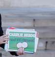 Primeiro-ministro francês Manuel Valls segura uma cópia do semanário Charlie Hebdo ao deixar encontro do gabinete em Paris.  14/01/ 2015.  Foto: Christian Hartmann  ( / Reuters