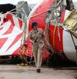 <p>Destroços do avião da AirAsia que caiu no mar de Java são inspecionados no porto de Kumai, na Indonésia, em 12 de janeiro</p>  Foto: Darren Whiteside / Reuters