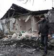 Homem caminha perto de uma residência que, segundo locais, foi recentemente danificada por bombardeios em Donetsk, no leste da Ucrânia, na segunda-feira. 19/01/2015  Foto: Alexander Ermochenko / Reuters