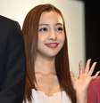 A cantora Tomomi Itano foi uma das primeiras a lançar moda do sorriso desalinhado, inspiração para que mulheres japonesas procurem tratamentos que entortem os dentes  Foto: Getty Images 