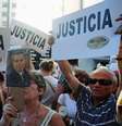 <p>Argentinos pedem justiça nas investigações da morte de promotor, na associação judaica Amia, em Buenos Aires, nesta quarta-feira</p>  Foto: Marcos Brindicci / Reuters