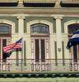 <p>Bandeiras nacionais dos Estados Unidos e de Cuba na varanda de um hotel que foi usado pela primeira delegação parlamentar norte-americana em Havana, Cuba, em janeiro</p>  Foto: Stringer / Reuters