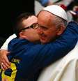 Papa Francisco abraça menino durante audiência geral no Vaticano. 21/01/2015  Foto: Tony Gentile / Reuters