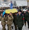 Militares ucranianos carregam caixão de colega morto em confronto com separatistas durante funeral em praça de Kiev. 20/01/2015  Foto: Gleb Garanich / Reuters