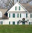 Foi nessa casa que a tragédia contra a escola Sandy Hook começou  Foto: Twitter
