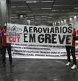 Trabalhadores cruzaram os braços no aeroporto do Galeão, no Rio  Foto: José Lucena / Futura Press