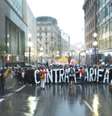 São Paulo, 23 de janeiro - Manifestantes enfrentam chuva na Rua Líbero Badaró, durante ato no centro da capital   Foto: Debora Melo / Terra