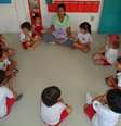 A yoga, se aplicada de forma lúdica, em forma de brincadeira, auxilia na criação do autoconhecimento dos bebês  Foto: Escola Pedra da Gávea / Divulgação