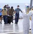 <p>Quatro corpos que estavam entre os escombros perto da fuselagem do avi&atilde;o da AirAsia foram resgatados em 23 de janeiro</p>  Foto: Natanael Pohan / AP