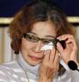 Mãe de jornalista japonês chora ao fazer apelo pela vida do filho, sequestrado pelo EI  Foto: Toru Hanai / Reuters