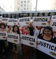 Argentinos exibem cartazes com a palavra "Justiça" em frente à associação judaica AMIA durante protesto para pedir justiça na morte de um promotor argentino envolvido na investigação de um atentado, em Buenos Aires. 21/01/2015  Foto: Marcos Brindicci / Reuters