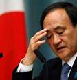 <p>Chefe de gabinete do governo japonês, Yoshihide Suga, em entrevista coletiva: país segue sem notícias</p>  Foto: Yuya Shino / Reuters