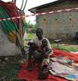 <p>Suspeito de estar contaminado com Ebola fica em isolamento com o filho depois que a mulher morreu três dias antes em Monróvia, na Libéria, nesta semana</p>  Foto: James Giahyue / Reuters