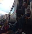 <p>Passageiros se ajudam no momento de descer do trem</p>  Foto: Diovane Zica / vc repórter