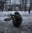 <p>Um rebelde protege uma posição dos separatistas pró-Rússia no bairro de Kievsky, a 3 km do aeroporto de Donetsk, em 22 de janeiro</p>  Foto: Manu Brabo / AP