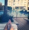 Apresentadora postou foto descansando na piscina  Foto: @andressaurachoficial / Instagram / Reprodução