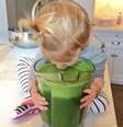 Gisele clicou a filha ansiosa por um pouco de suco!  Foto: @giseleofficial / Instagram / Reprodução