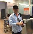 <p>Repórter foi fotografado no Aeroporto Jorge Newbery, em Buenos Aires</p>  Foto: Adrian Bono / Reuters