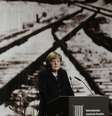 A chanceler alemã, Angela Merkel, discursa durante evento em comemoração ao 70º aniversário da libertação do campo de extermínio de Auschwitz, em Berlim, em 26 de janeiro  Foto: Markus Schreiber / AP