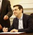 Alexis Tsipras, líder do partido Syriza e vencedor das eleições legislativas gregas, assina os papéis nomeando-o como o primeiro-ministro de esquerda da Grécia depois de sua cerimônia de posse no palácio presidencial em Atenas, em 26 de janeiro  Foto: Yannis Behrakis / Reuters