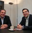 <p>L&iacute;der do partido de esquerda Syriza, Alexis Tsipras, recebe o l&iacute;der do partido de direita Gregos Independentes, Panos Kammenos, em Atenas</p>  Foto: Lefteris Pitarakis / Reuters