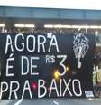 <p>Protesto passa pelo Shopping Eldorado com bandeira: "agora é de R$ 3 pra baixo".</p>  Foto: 
