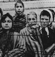 Crianças judias no momento da libertação de Auschwitz, o maior campo de concentração do regime nazista de Adolf Hitler  Foto: Ap Photo