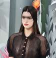 A blusinha curta e plissada, com manga curta bufante, deixava à vista os seios de Kendall Jenner  Foto: Pascal Le Segretain / Getty Images