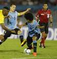Thalles tenta superar a forte marcação do Uruguai no Sul-Americano Sub-20  Foto:  Andres Stapff / Reuters