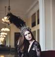Rainha do Baile do Copa, Marina posa com coroa inspirada em Elizabeth Taylor  Foto: L'Officiel Brasil  / Divulgação