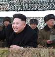 <p>L&iacute;der norte-coreano, Kim Jong Un,assiste a&nbsp;simula&ccedil;&atilde;o de&nbsp;um ataque contra um porta-avi&otilde;es americano</p>  Foto: KCNA / Reuters