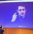 <p>Ex-prestador de serviço da NSA Edward Snowden, que está em Moscou, é visto em telão durante videoconferência realizada pela Anistia Internacional, em 10 de dezembro</p>  Foto: Charles Platiau / Reuters